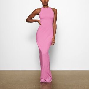 Skims Outdoor Tank in Bubblegum Pink size small